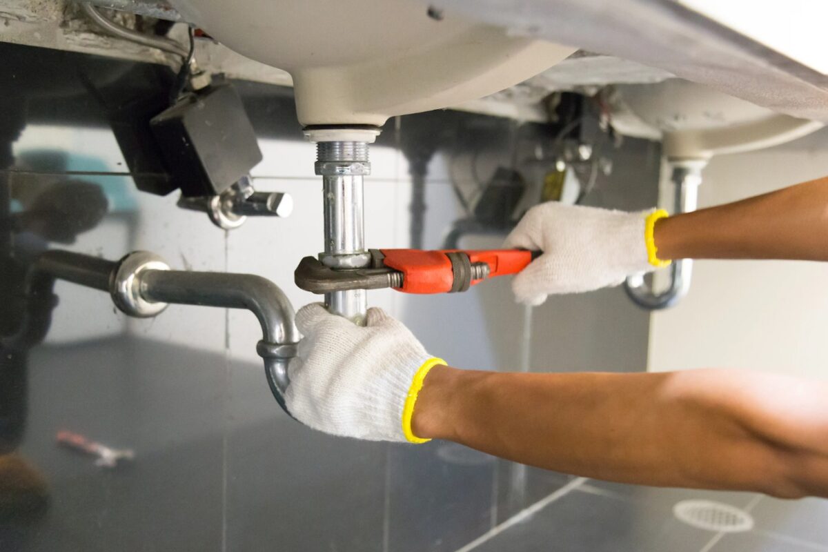 licensed plumber near me in toronto repairing kitchen sink