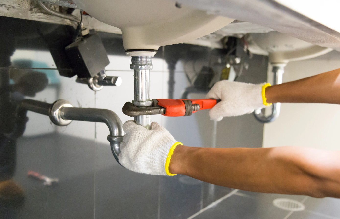 licensed plumber near me in toronto repairing kitchen sink
